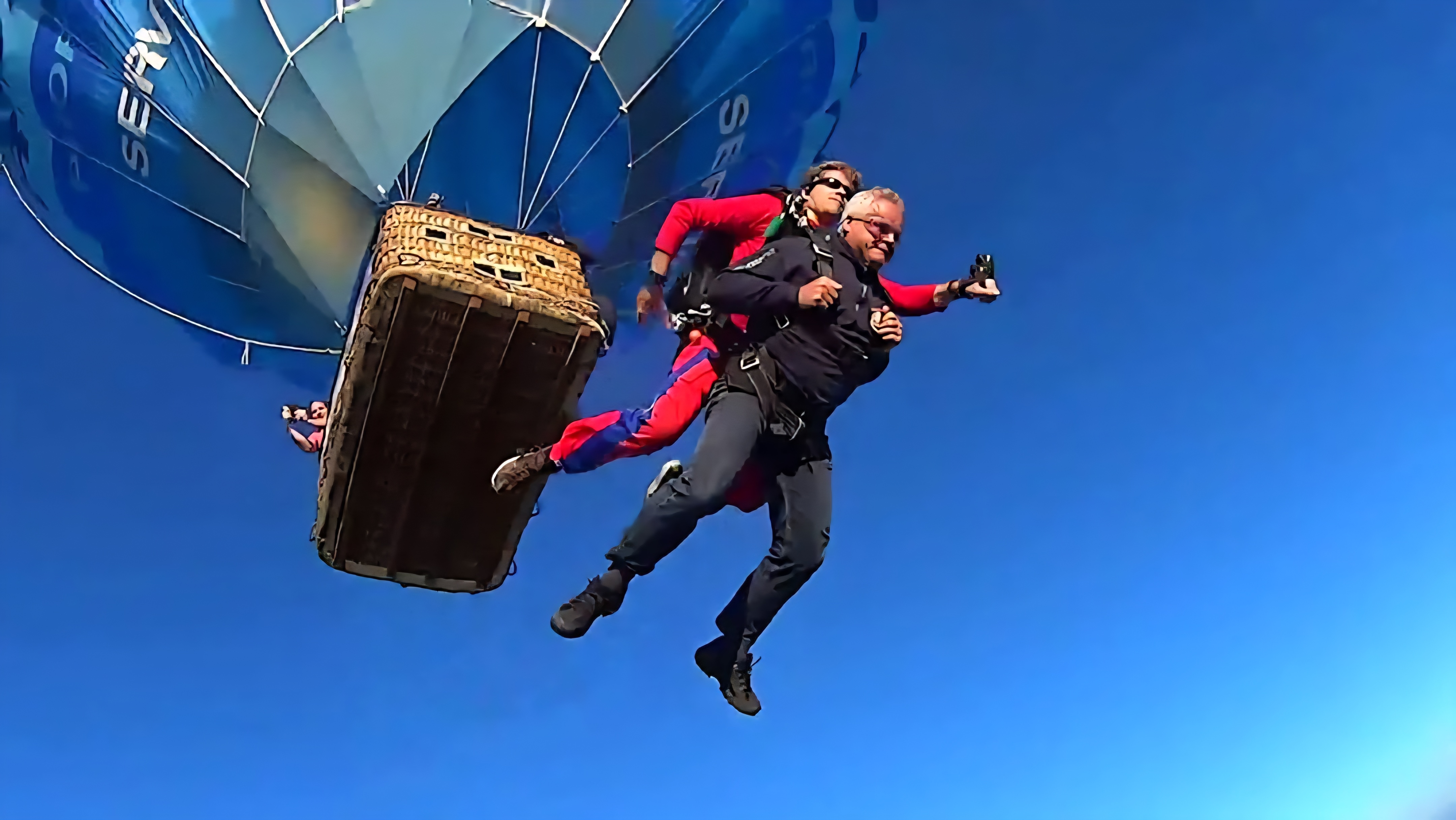 Hot Air Balloon Skydiving: A Family Experience Above the Netherlands